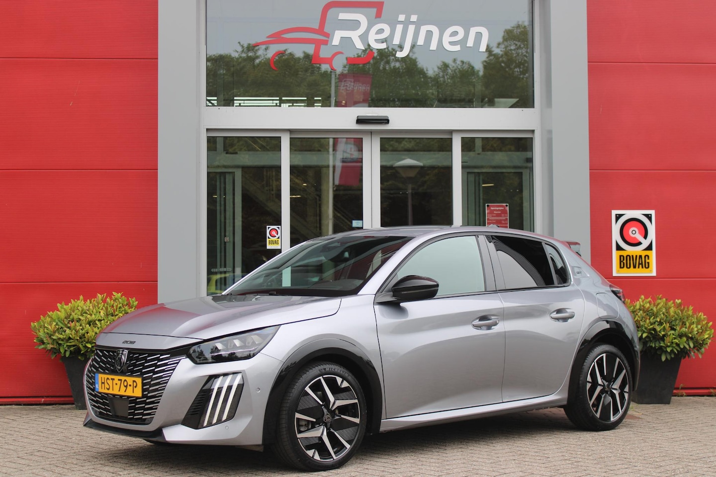 Peugeot 208 - 1.2 Hybrid 145PK AUTOMAAT GT | CAMERA VOOR + ACHTER | NAVIGATIE | DRAADLOZE APPLE CARPLAY/ - AutoWereld.nl