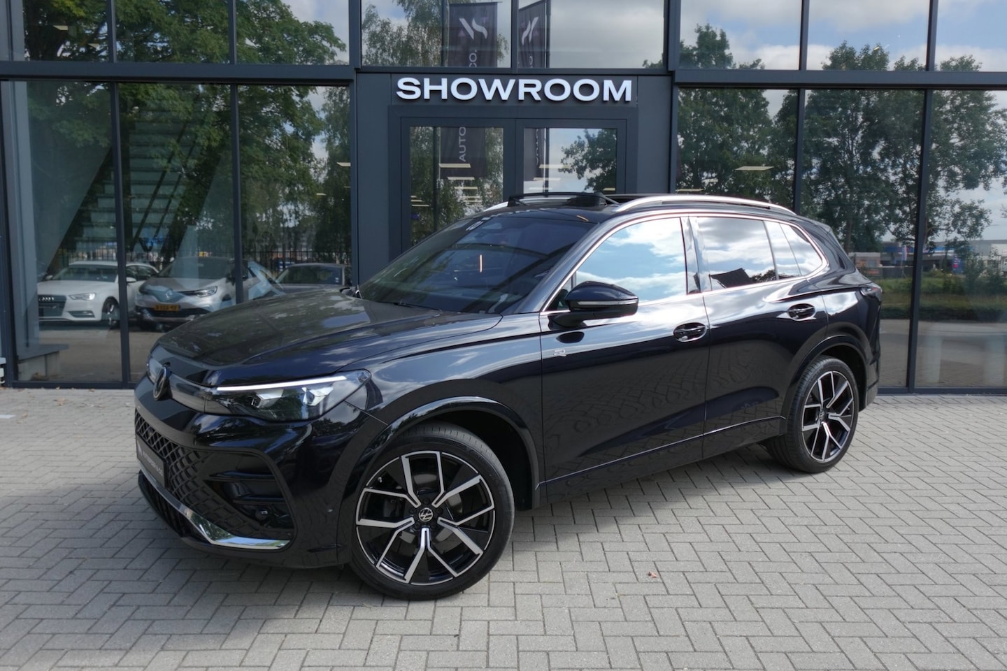 Volkswagen Tiguan - 1.5 eTSI R-Line Business PANO KEYLESS H&K - AutoWereld.nl