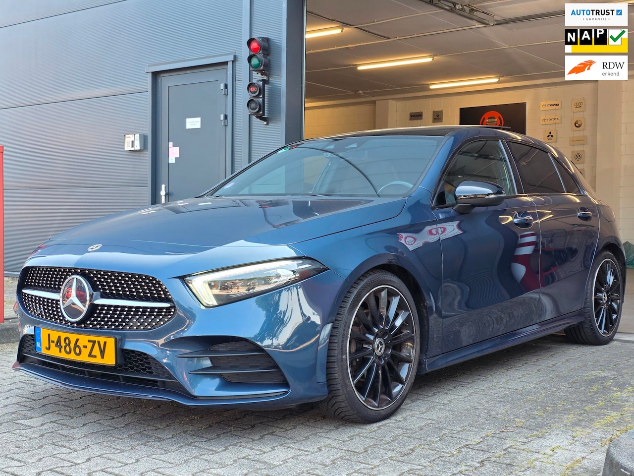 Mercedes-Benz A-klasse - NAP !! / PANO / SFEER / BURMESTER / KEYLESS / CARPLAY / CAMERA / MEMORY / ALCANTARA / FLIP - AutoWereld.nl