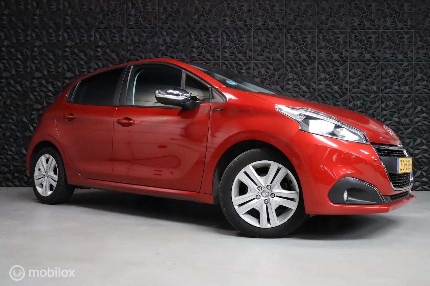 Peugeot 208 - 1.2 PureTech Signature | Carplay | Parkeersensor - AutoWereld.nl