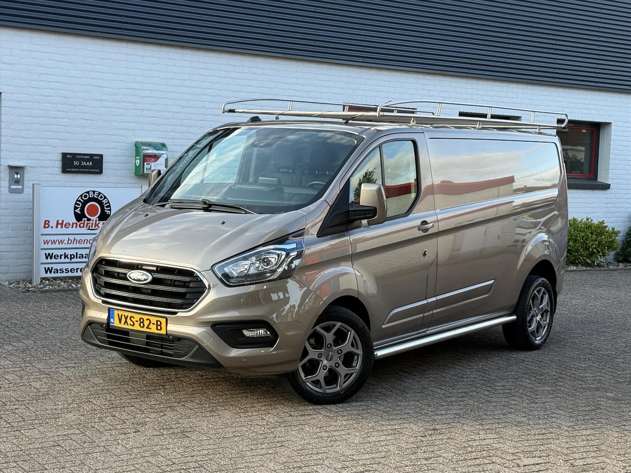 Ford Transit Custom - GB 2.0 TDCi 170PK 320 L2H1 Limited/ 18 Inch/ RVS Imperiaal/ Sidebars/ Vloer + wand platen/ - AutoWereld.nl