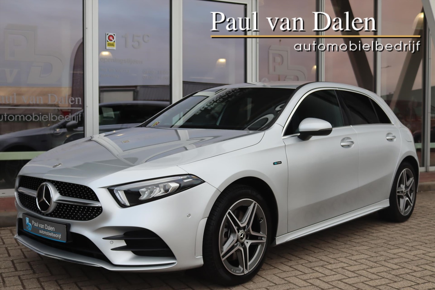 Mercedes-Benz A-klasse - A250e 218PK AUTOMAAT AMG Leer | Navi Plus | Camera | Stoelverw. | Distronic Plus | Pdc v+a - AutoWereld.nl