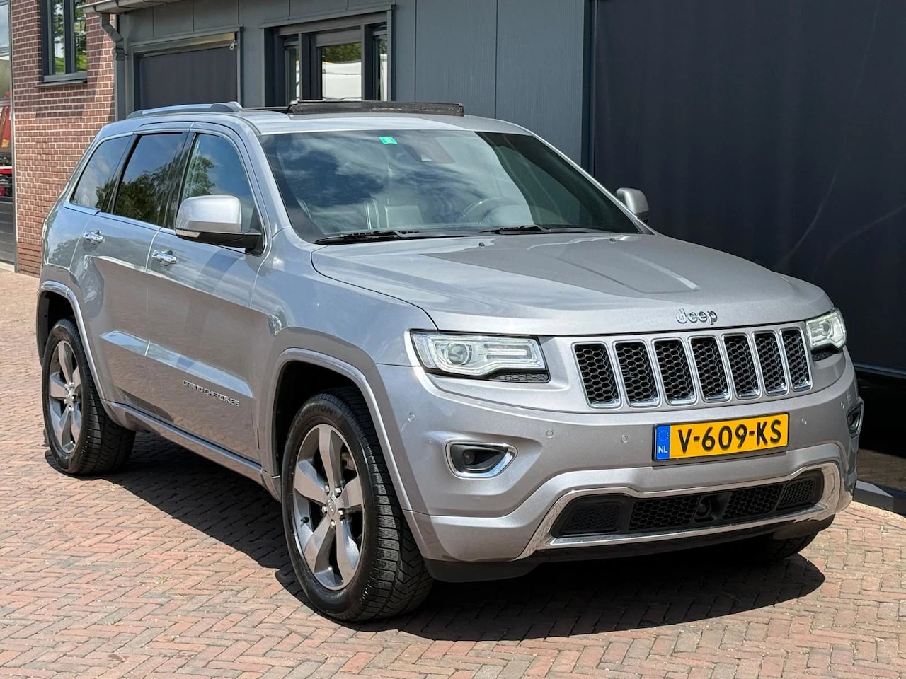 Jeep Grand Cherokee - 3.0 V6 CRD Overland 4x4 Grijskenteken Pano Luchtvering Stoelverwarm/verkoel. Leer Trekhaak - AutoWereld.nl