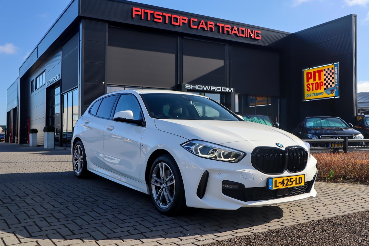 BMW 1-serie - 118i Executive M-Sport, Sfeerverlichting, LED, Stoelverw, Stuurwiel verw. - AutoWereld.nl