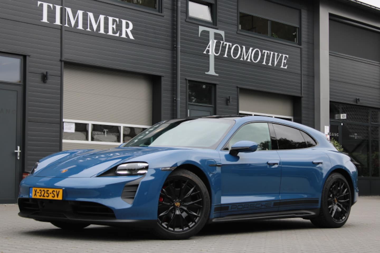Porsche Taycan Sport Turismo - GTS 93 kWh - Rode stiksel / gordels - Lederen Dashbord - Sport Chrono - Passenger display - AutoWereld.nl