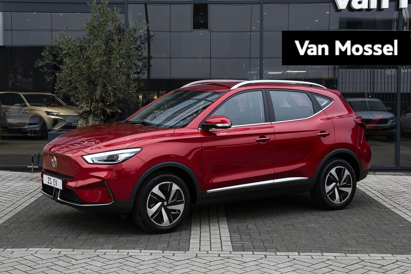 MG ZS - Long Range Luxury 70 kWh 440 KM WLTP RANGE | Afneembare trekhaak - AutoWereld.nl