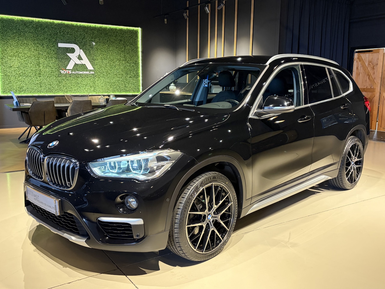 BMW X1 - sDrive 1.8i Exe Aut Navi|LED|Cruis|PDC|Camera Zwart - AutoWereld.nl