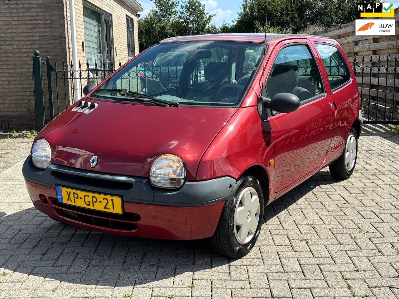Renault Twingo - 1.2 Comfort |lage km | nieuwe apk | rijd en schakelt super ! - AutoWereld.nl