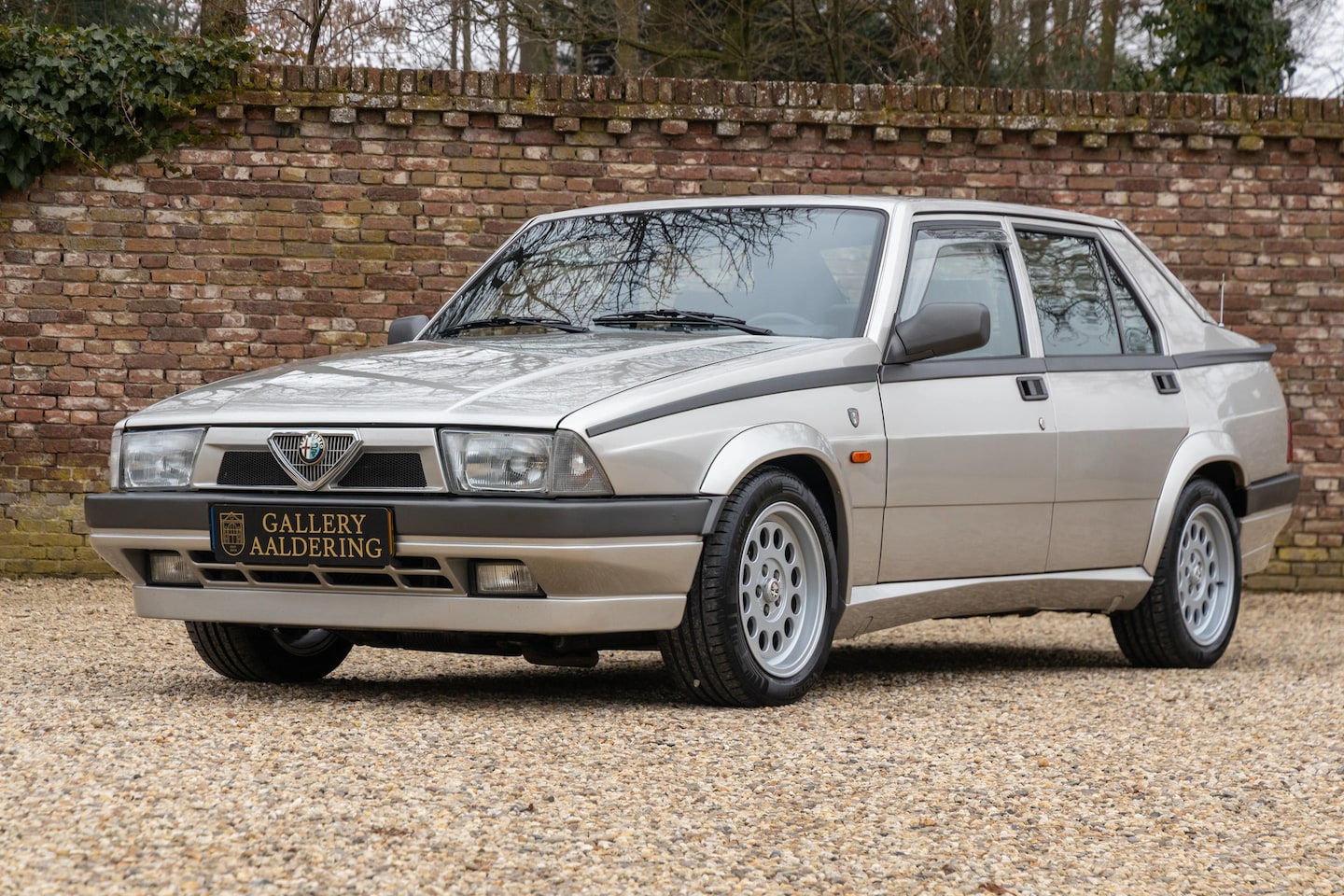 Alfa Romeo 75 - 2.0 Twin Spark "Nicely preserved" Livery in "Bianco Argento" with the gray velour interior - AutoWereld.nl