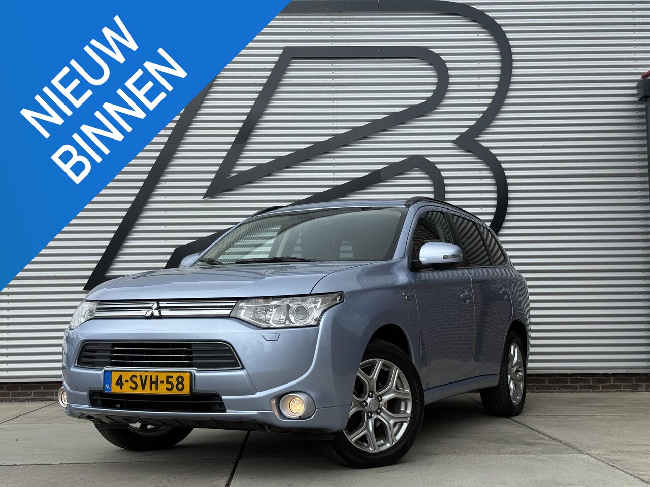 Mitsubishi Outlander - 2.0 PHEV instyle 2e Eigenaar|Pano|Trekhaak|Stoelverw|Camera|Cruise|Clima|Navi|Elek achterk - AutoWereld.nl