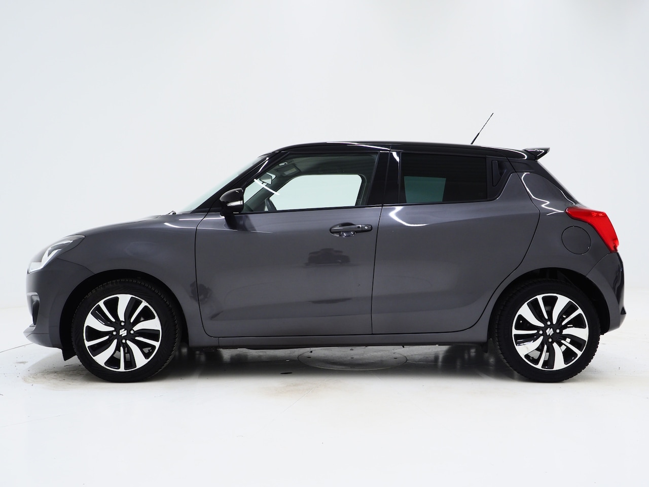 Suzuki Swift - 1.0 Style Smart Hybrid | Camera | Stoelverwarming | Keyless | Adaptive Cruise | Climate | - AutoWereld.nl