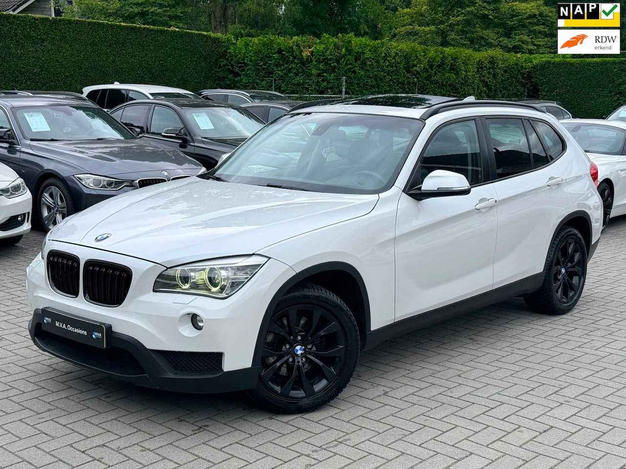 BMW X1 - SDrive20i Upgrade Edition Sport|Nieuwe Ketting|Panorama dak|Leder|Navigatie|Leder|Trekhaak - AutoWereld.nl