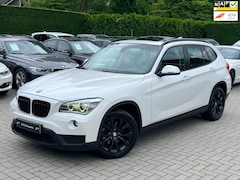 BMW X1 - SDrive20i Upgrade Edition Sport|Nieuwe Ketting|Panorama dak|Leder|Navigatie|Leder|Trekhaak