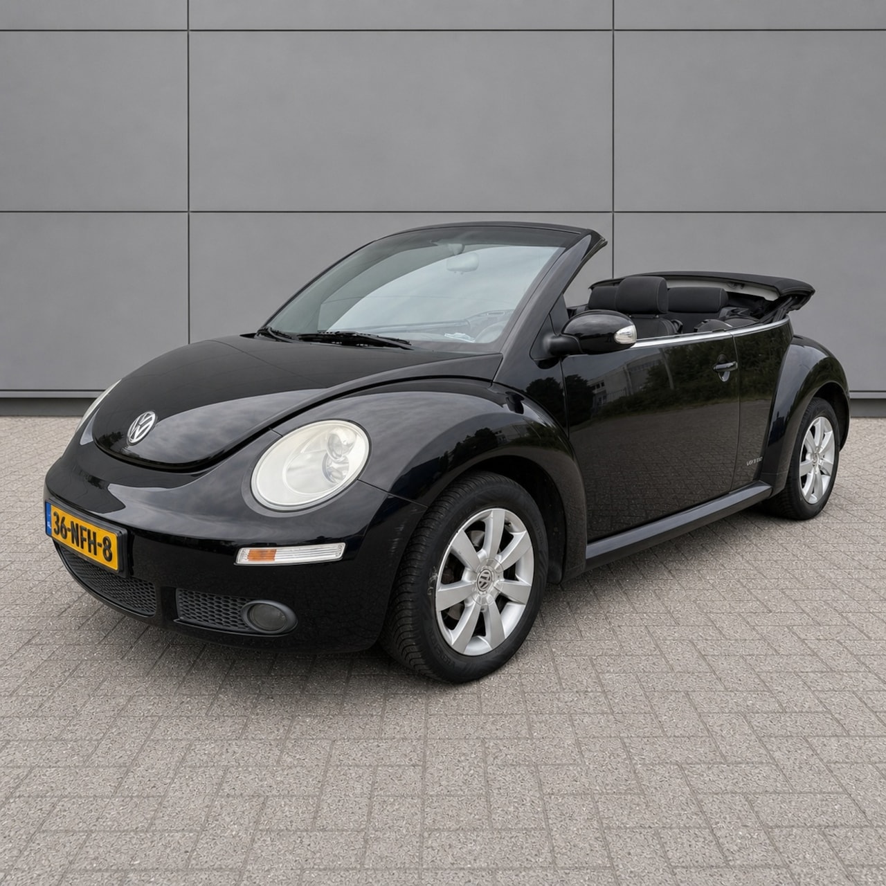 Volkswagen New Beetle Cabriolet - 1.6 Automaat Highline Airco/Stoelverw/Cruise/PDC/Trekhaak/LMV - AutoWereld.nl