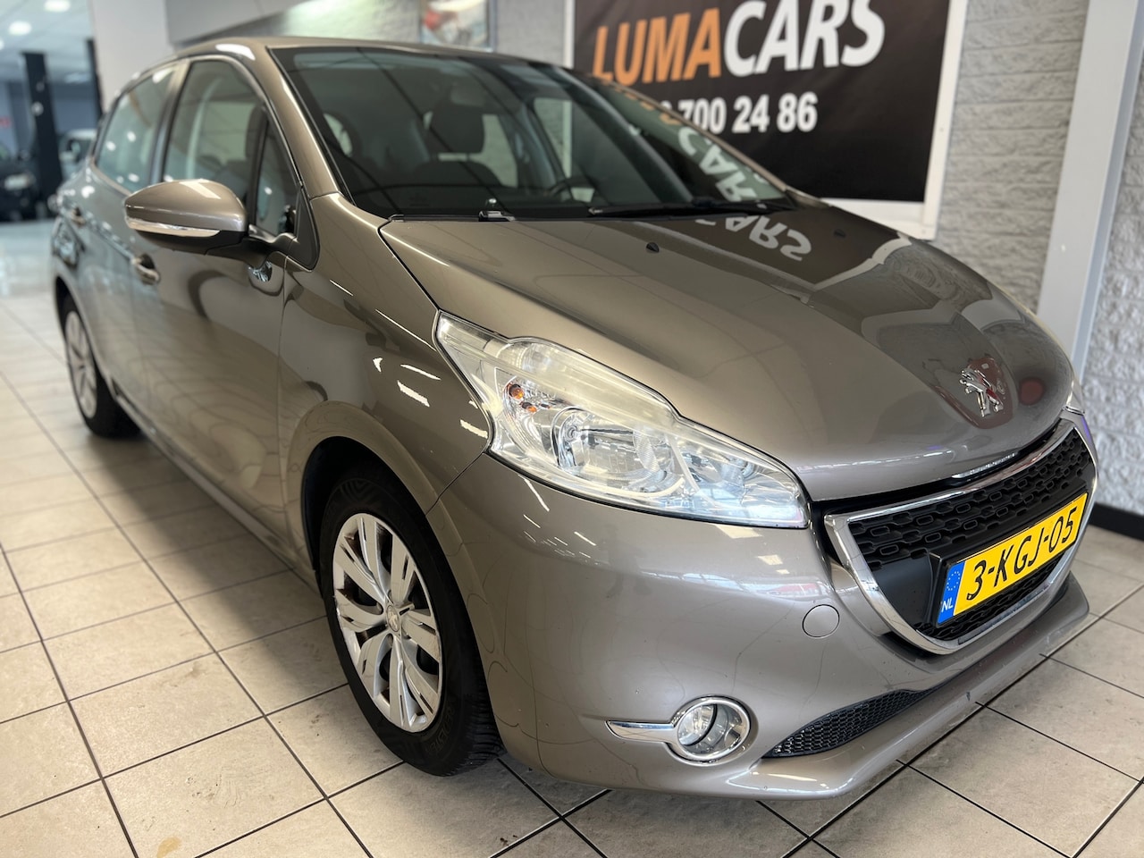 Peugeot 208 - 1.2 VTi Envy | Nieuwe APK | Navi | Cruise | PDC - AutoWereld.nl
