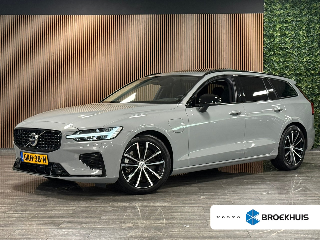 Volvo V60 - T6 AWD Recharge Ultra Dark | Trekhaak | Schuifdak | Head-Up Display | Harman Kardon | Adap - AutoWereld.nl