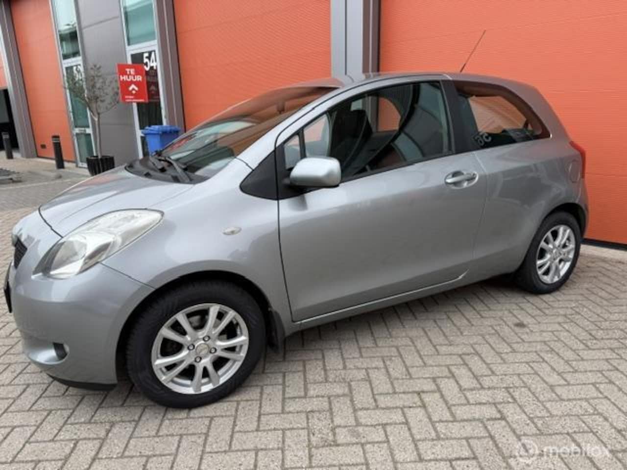 Toyota Yaris - 1.3 VVTi Sol KM NAP-APK 07-2027-AIRCO - AutoWereld.nl