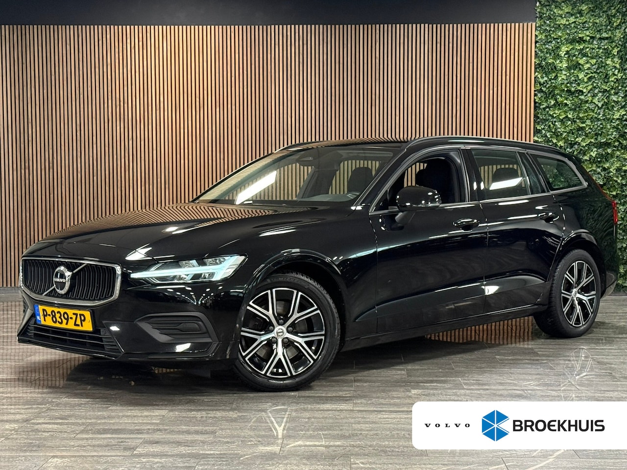 Volvo V60 - B3 Essential Edition | All Season Banden | Cruise Control | Google Infotainment | Parkeers - AutoWereld.nl