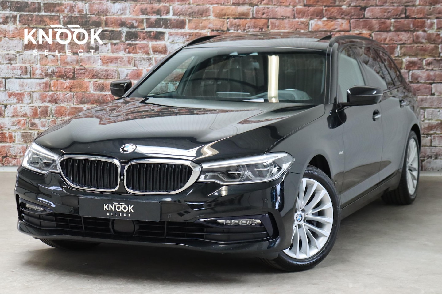 BMW 5-serie Touring - 530i xDrive High Executive Sport Line Automaat / Navigatiesysteem Professional / Panoramad - AutoWereld.nl