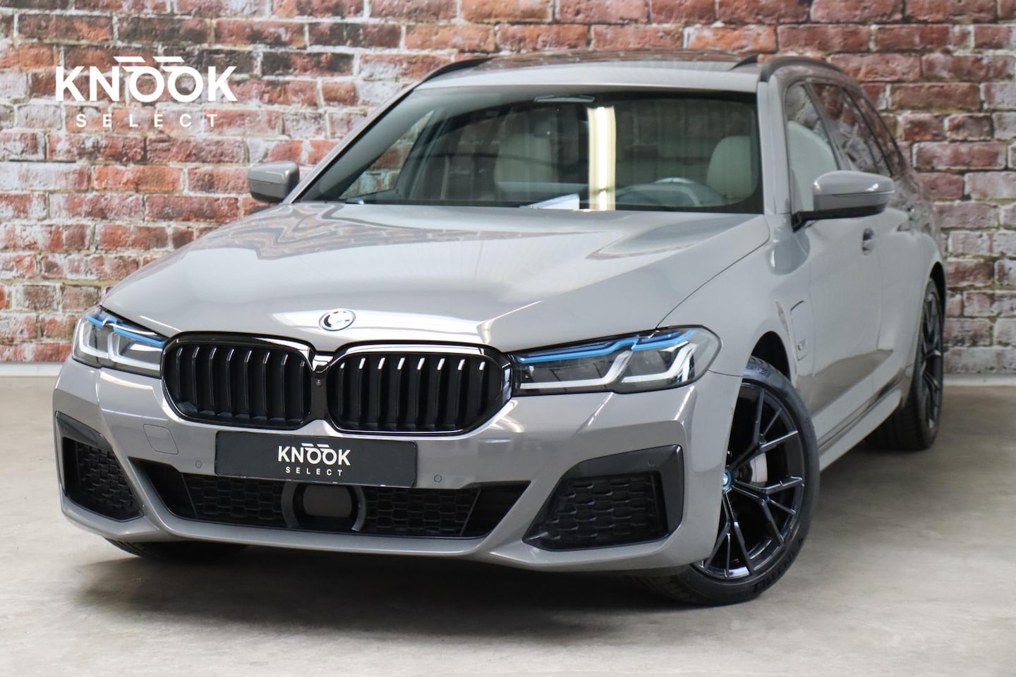 BMW 5-serie Touring - 530e xDrive High Executive M Sport Pakket Automaat / Live Cockpit Professional / Driving A - AutoWereld.nl