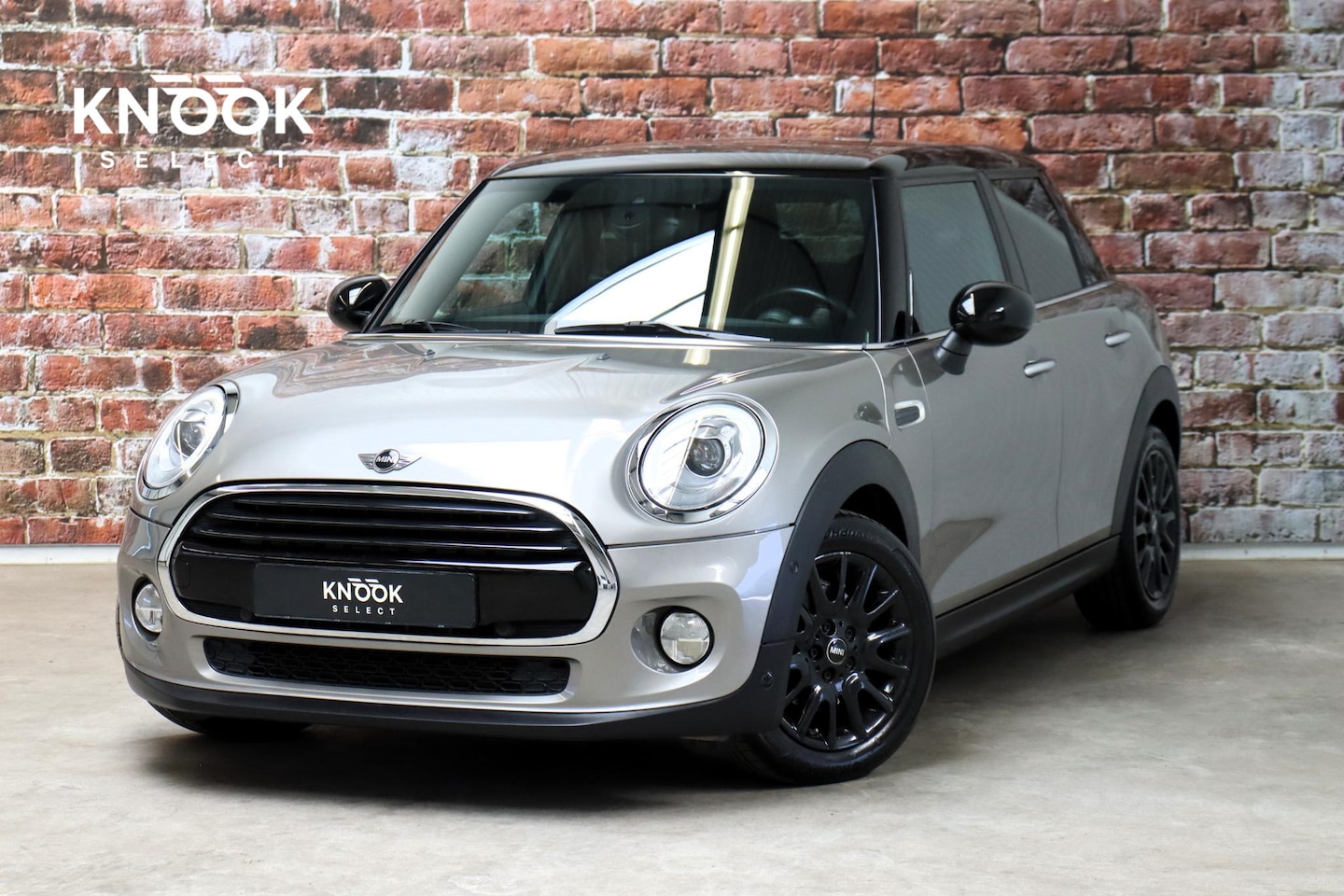 MINI Cooper - Hatchback Chili Serious Business Automaat 5 deurs / Navigatie Professional / Leder / 16 In - AutoWereld.nl