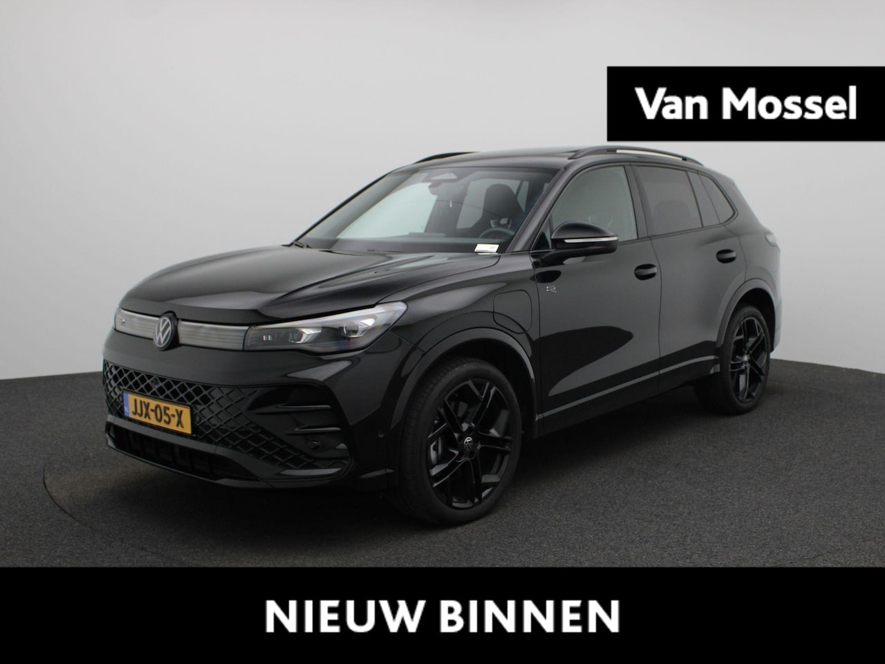 Volkswagen Tiguan - 1.5 eHybrid R-Line Edition 204 PK| Origineel Nederlands | 1e Eigenaar | Panoramadak | Trek - AutoWereld.nl