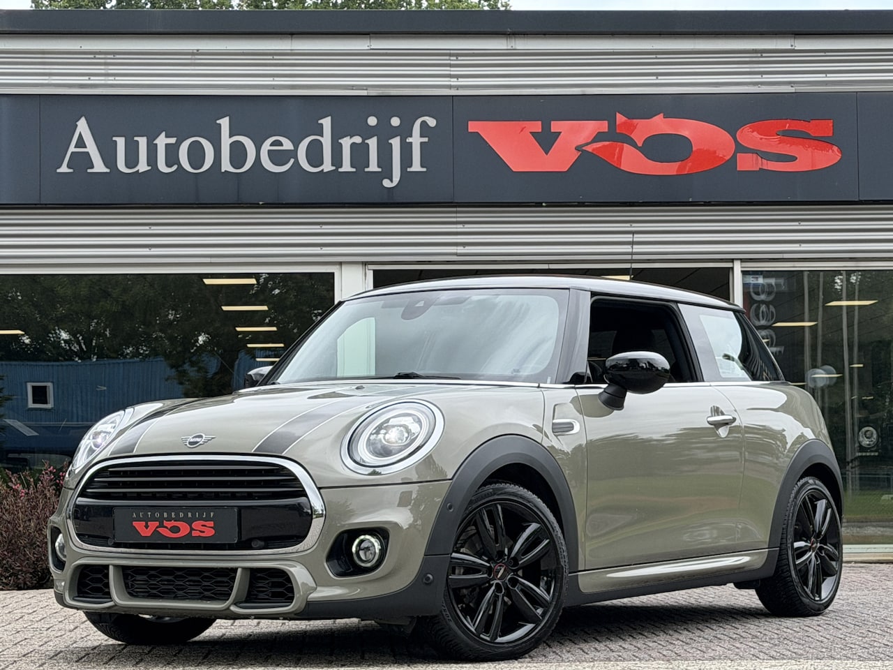 MINI 3-Deurs - 1.5 Cooper JCW Pakket | Kuipstoelen | Keyless | H&K | ACC | CarPlay - AutoWereld.nl