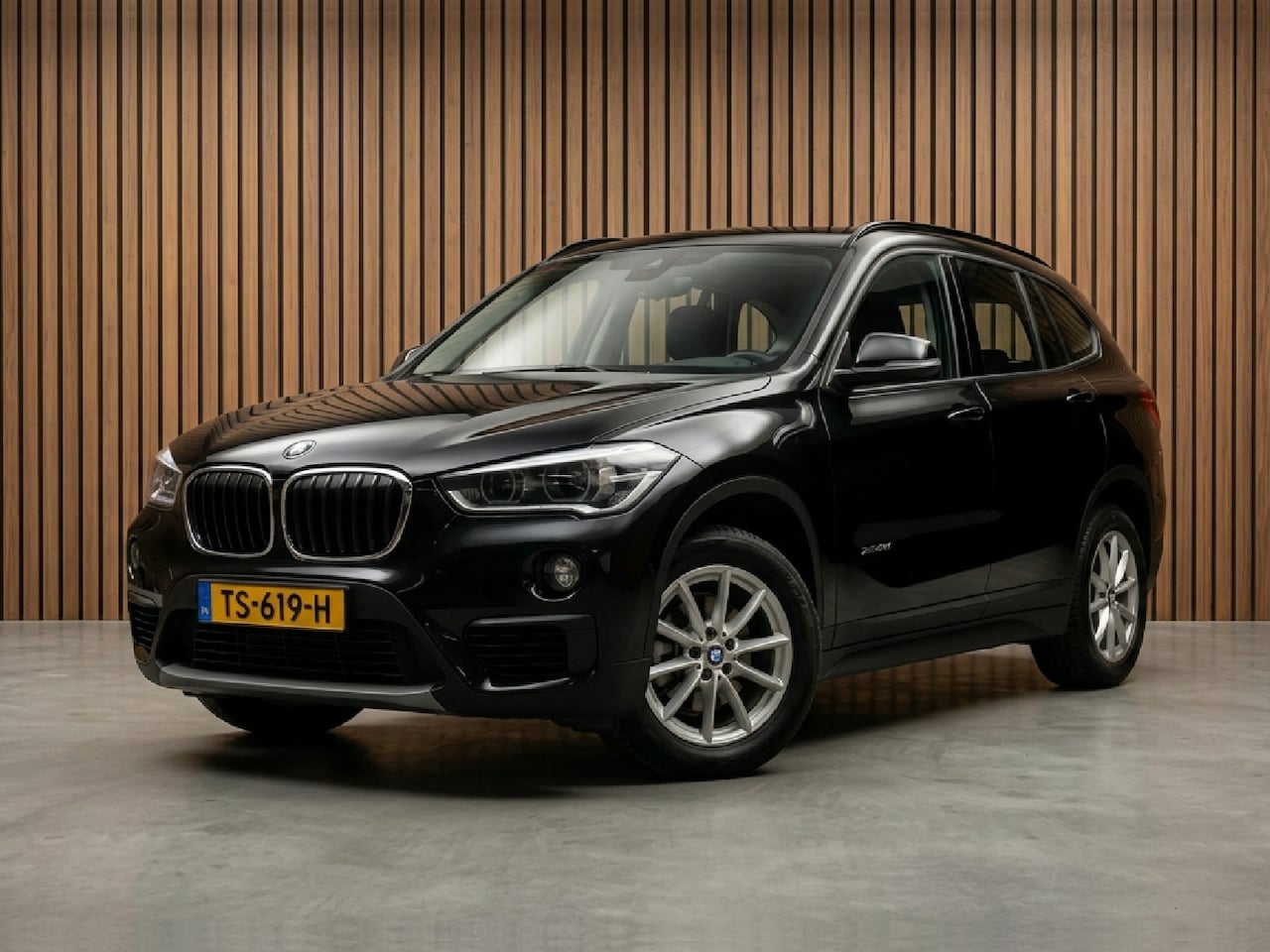 BMW X1 - SDrive18i Executive / auotmaat / navigatie - AutoWereld.nl