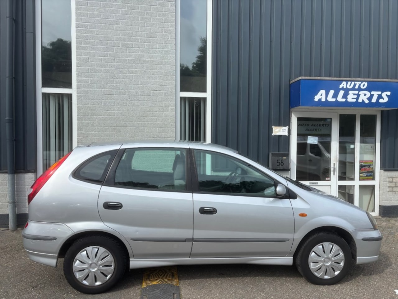 Nissan Almera - 2.0 CVT LUXURY - AutoWereld.nl