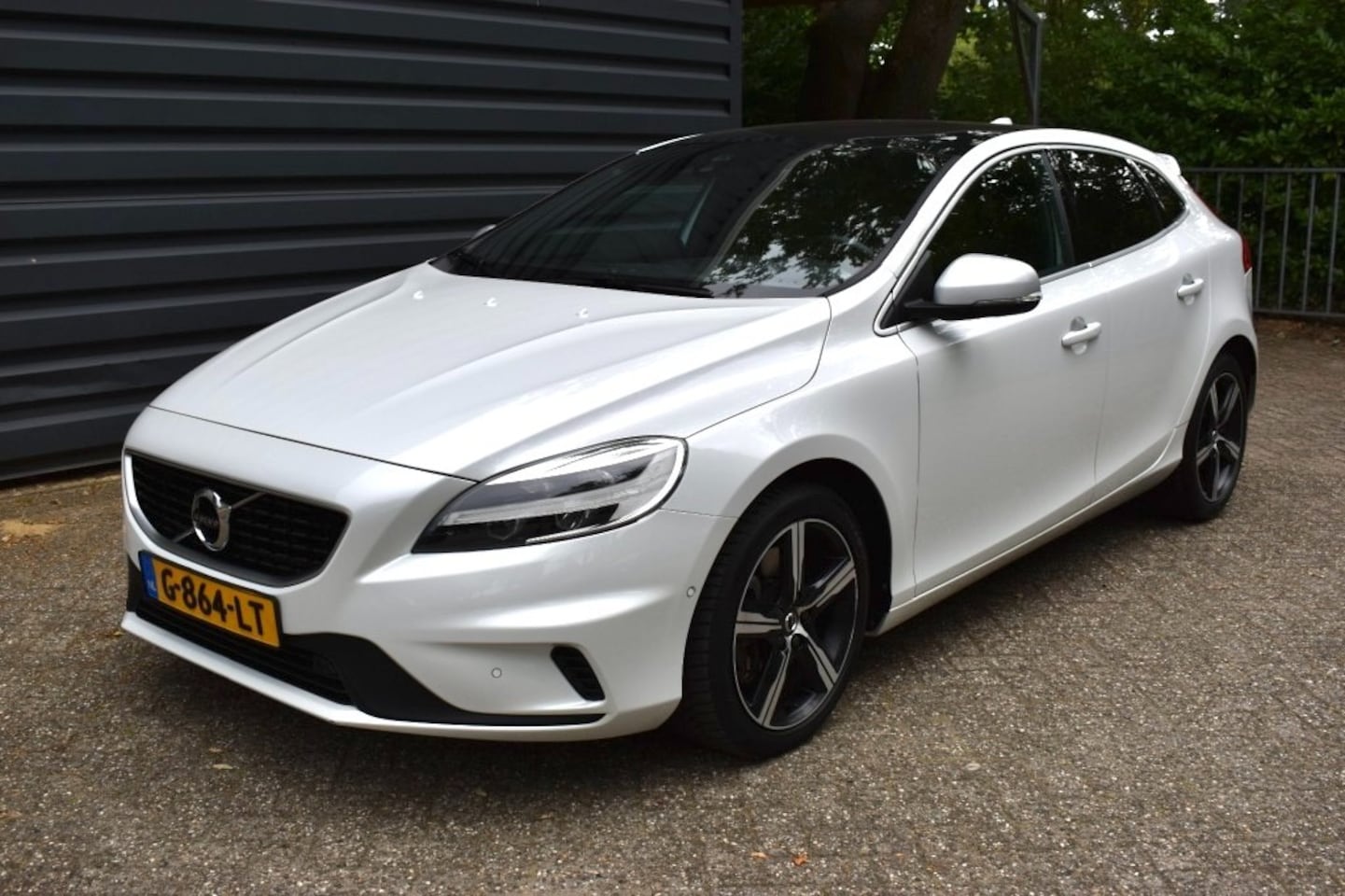 Volvo V40 - 1.5 T3 R-DESIGN SPORT!!!AUTOMAAT!!PANODAK!!BJ 2019!!PARELMOER WIT!!14894 EURO!! - AutoWereld.nl