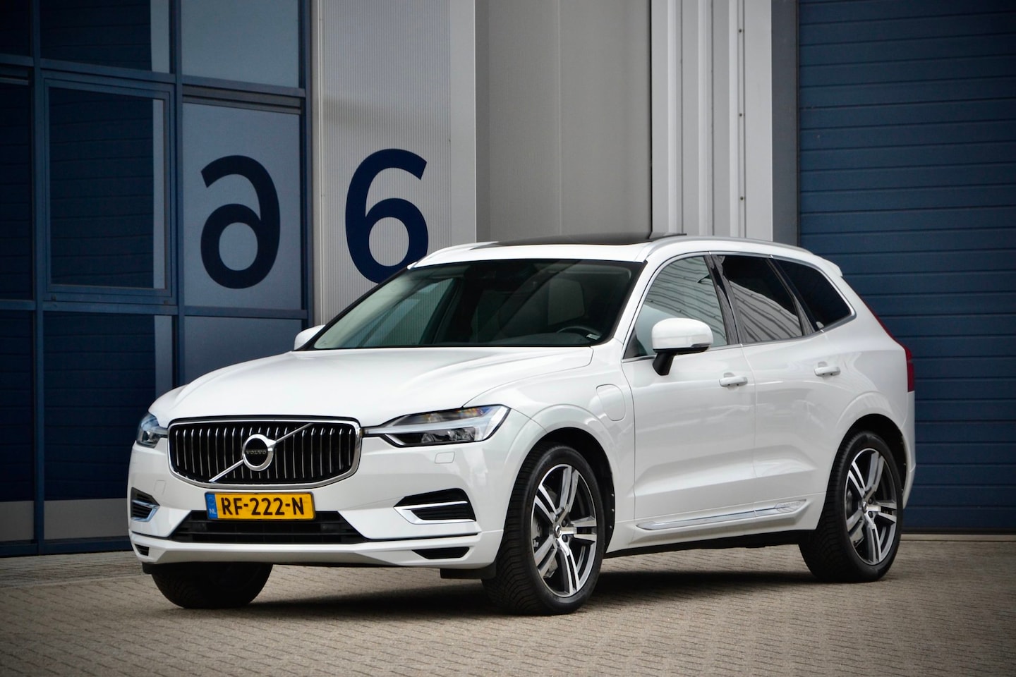 Volvo XC60 - 2.0 T8 Twin Engine AWD Inscription / NL auto / 1e Eig. / Luchtvering / Pano - AutoWereld.nl