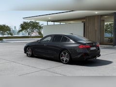 BMW i5 - eDrive40 M Sport Automaat / Panoramadak / Trekhaak / Achteruitrijcamera / Adaptieve LED /