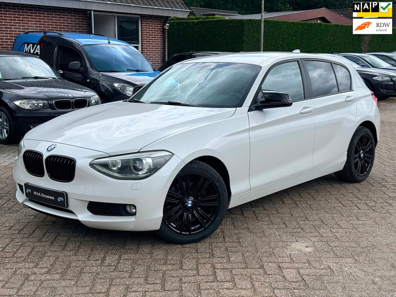 BMW 1-serie - 118i Upgrade Edition Sport|Nieuwe Ketting + Klepseals|Leder|Navi|17 inch M|Automaat|Cruise - AutoWereld.nl