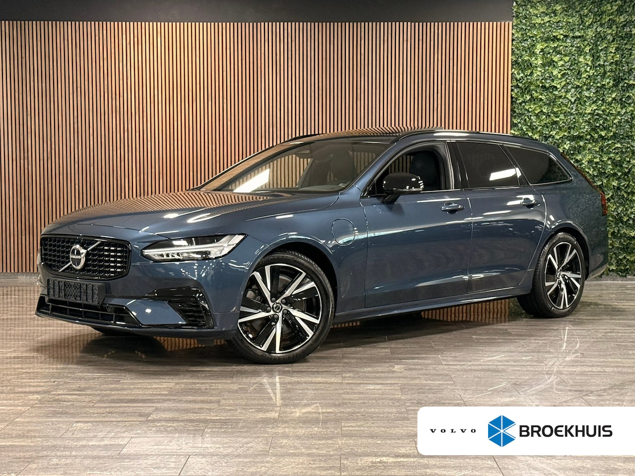 Volvo V90 - T6 AWD Recharge Plus Dark | Schuifdak | 360 Camera | Harman Kardon | Adaptieve Cruise Cont - AutoWereld.nl