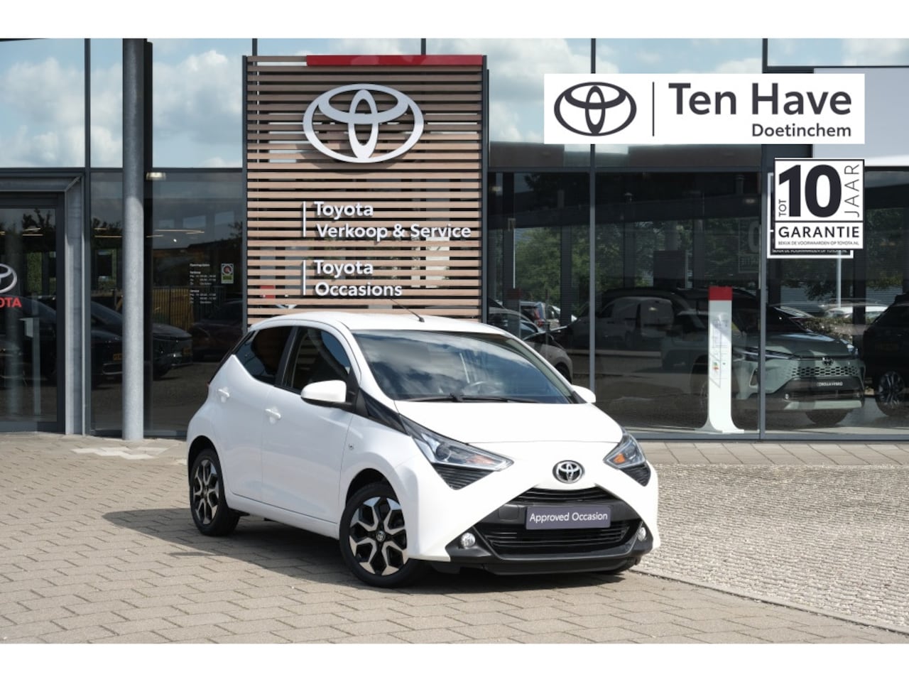 Toyota Aygo - 1.0 VVT-i x-First MT | 15” lichtmetalen velgen ‘zwart-gepolijst’ | Privacy glass achterrui - AutoWereld.nl
