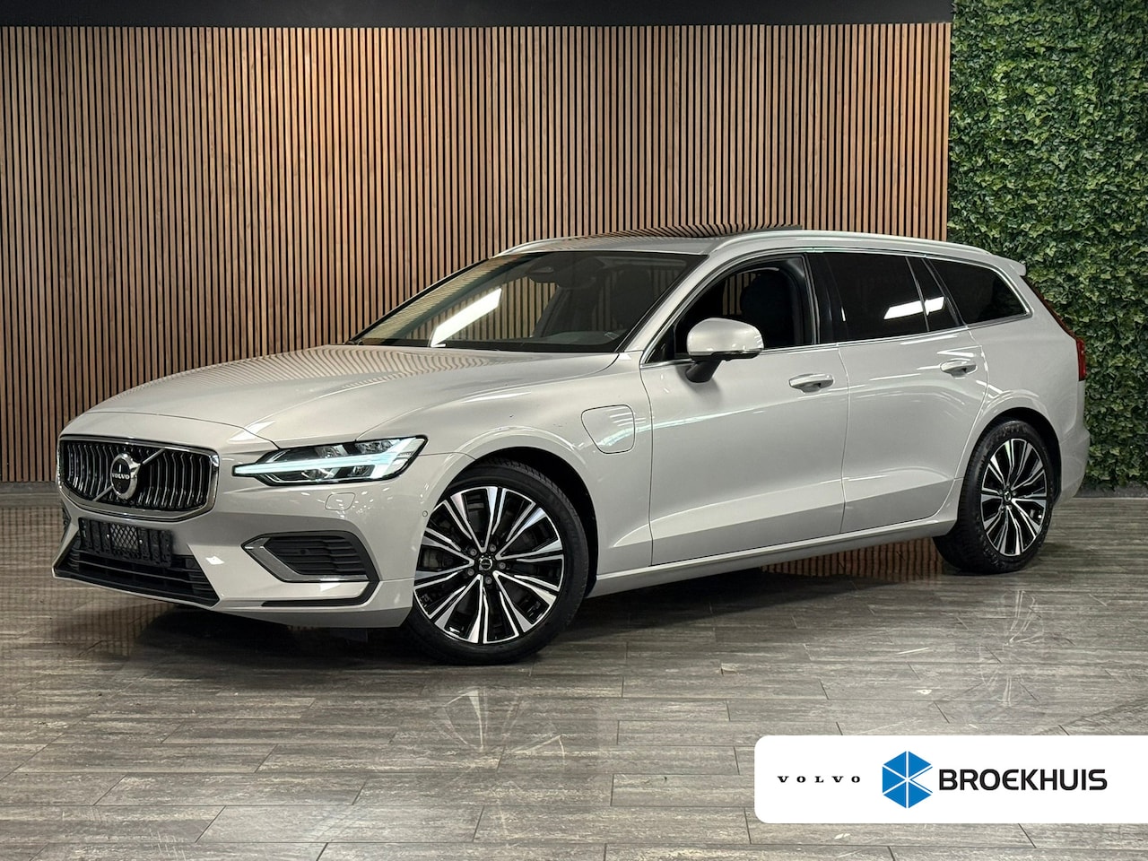 Volvo V60 - T6 AWD Recharge Plus Bright | Schuifdak | Trekhaak | 360° Camera | Adaptieve Cruise Contro - AutoWereld.nl