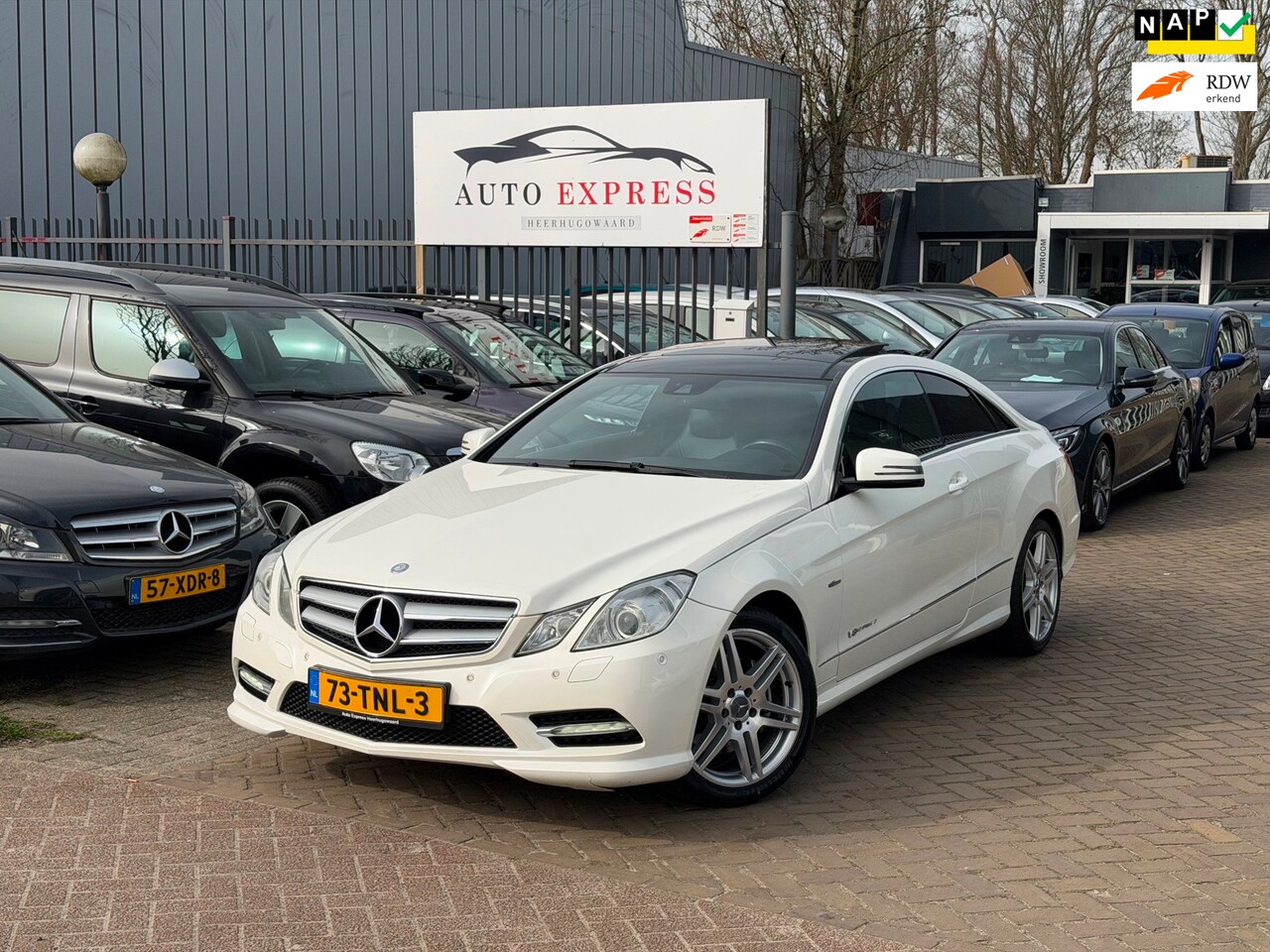 Mercedes-Benz E-klasse Coupé - 200 CGI Avantgarde Aut/Pano Dak/Leer/Cruise/Navi - AutoWereld.nl