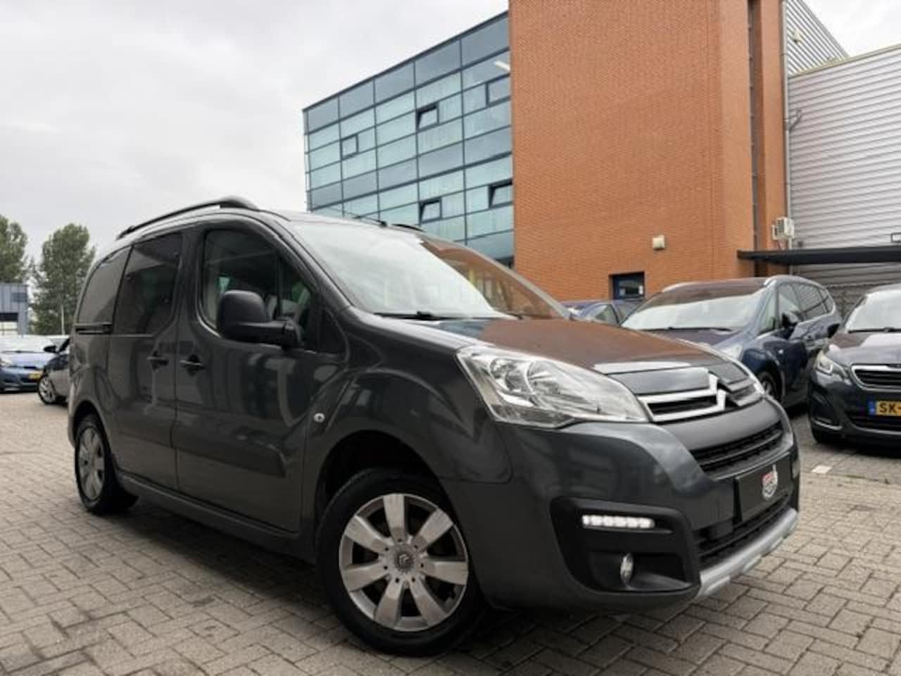 Citroën Berlingo - 1.2 Benzine | Airco | Trekhaak | 5 zitplaatsen - AutoWereld.nl