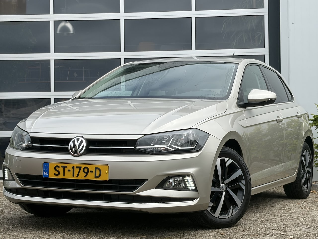 Volkswagen Polo - 1.0 TSI Highline 116pk | Nieuwe distributieketting | Virtual Cockpit | Achteruitrijcamera - AutoWereld.nl