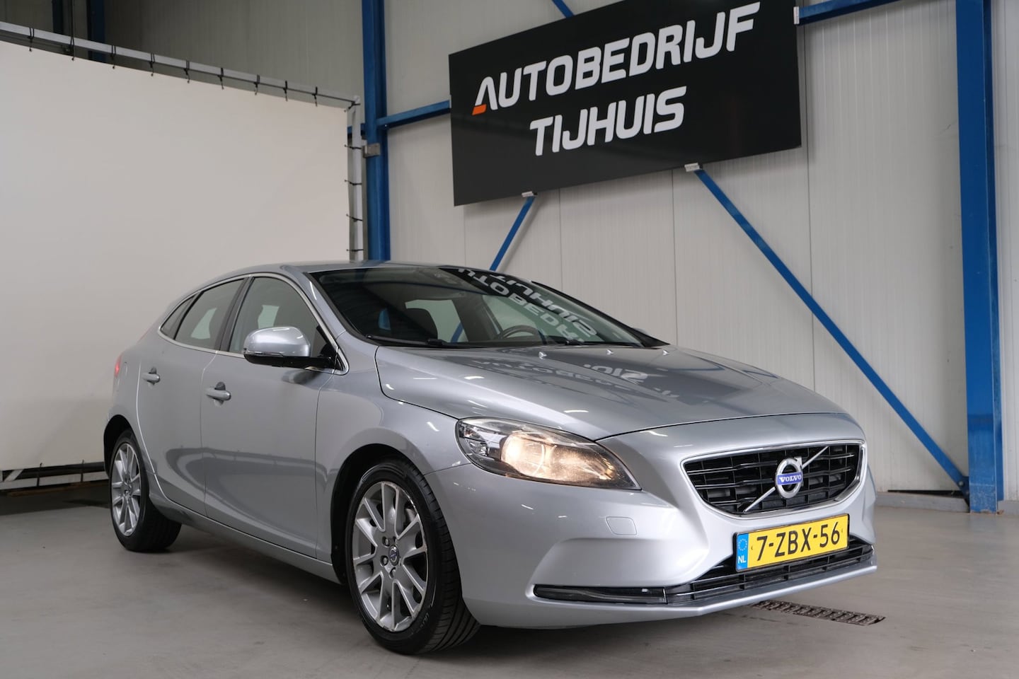 Volvo V40 - 1.6 D2 Momentum Automaat - N.A.P. Airco, Cruise, PDC, Carplay, Virtual display, Trekhaak. - AutoWereld.nl