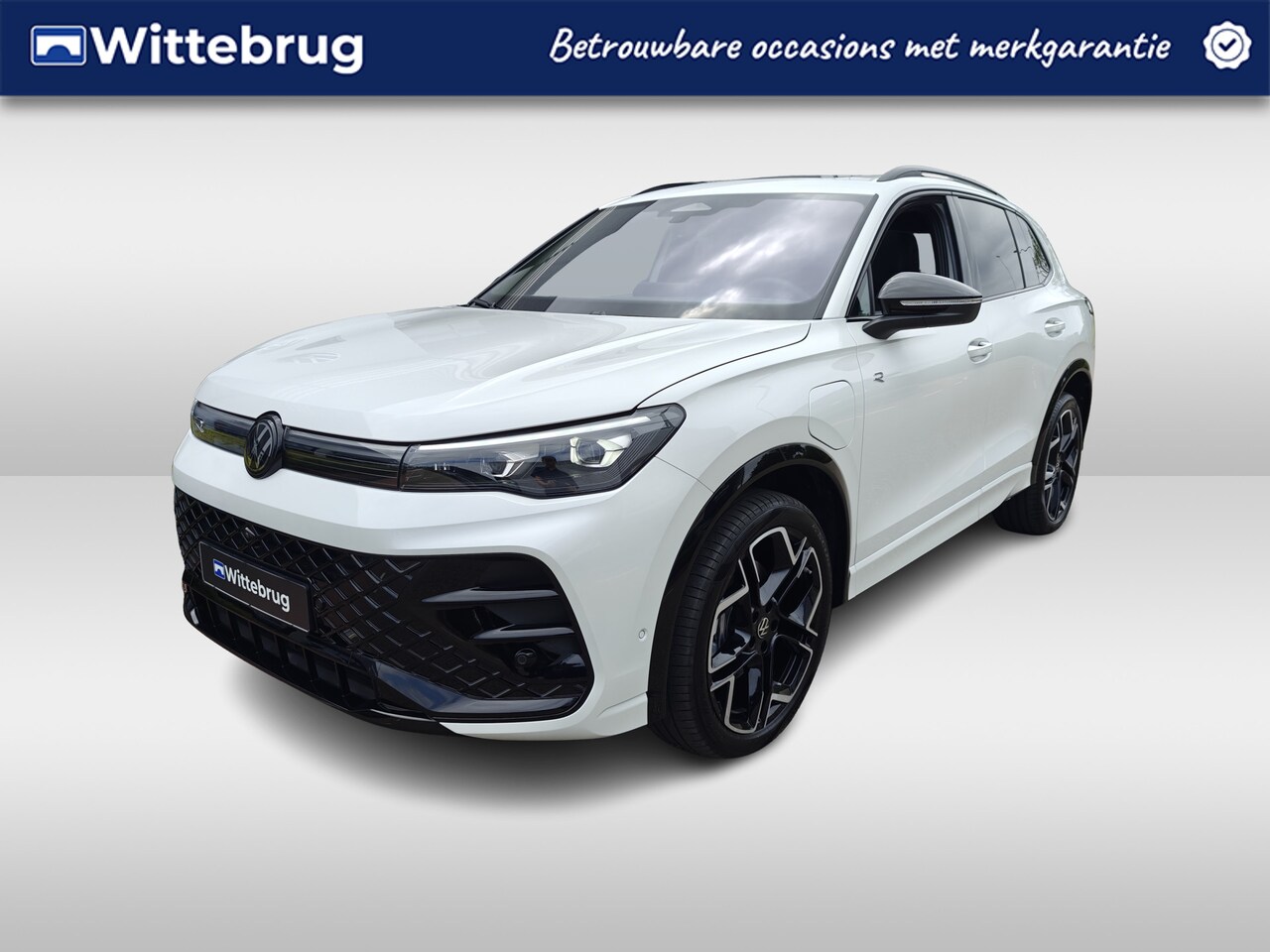 Volkswagen Tiguan - 1.5 eHybrid R-Line Leer / Pano / Trekhaak / Stoelmassage - AutoWereld.nl