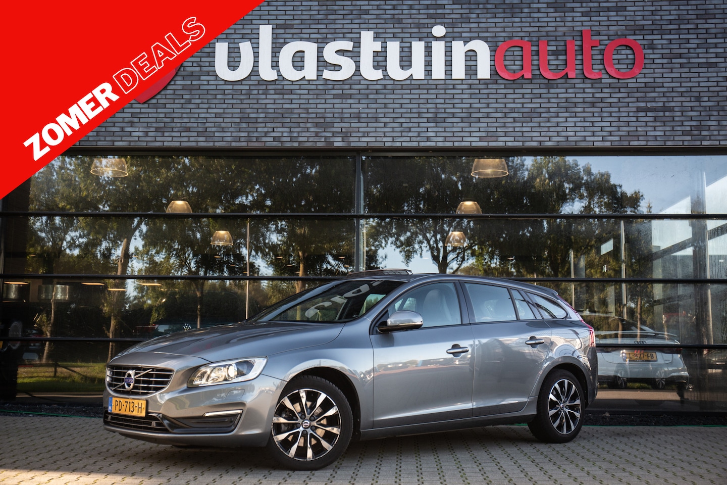 Volvo V60 - 2.0 T4 Polar+ Dynamic , Trekhaak, Panoramadak, Leder, Camera, Origineel Nederlands - AutoWereld.nl
