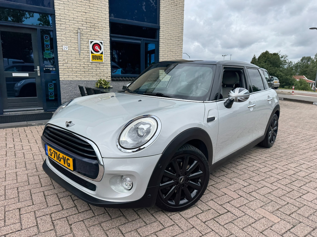 MINI 5-Deurs - 1.5 Cooper Chili Serious Business- AUTOMAAT - AutoWereld.nl