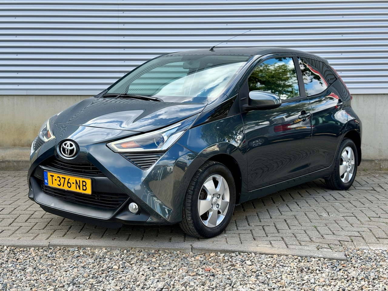 Toyota Aygo - 1.0 VVT-i x-joy [ ecc,apple car,camera,cruise,lmv ] - AutoWereld.nl