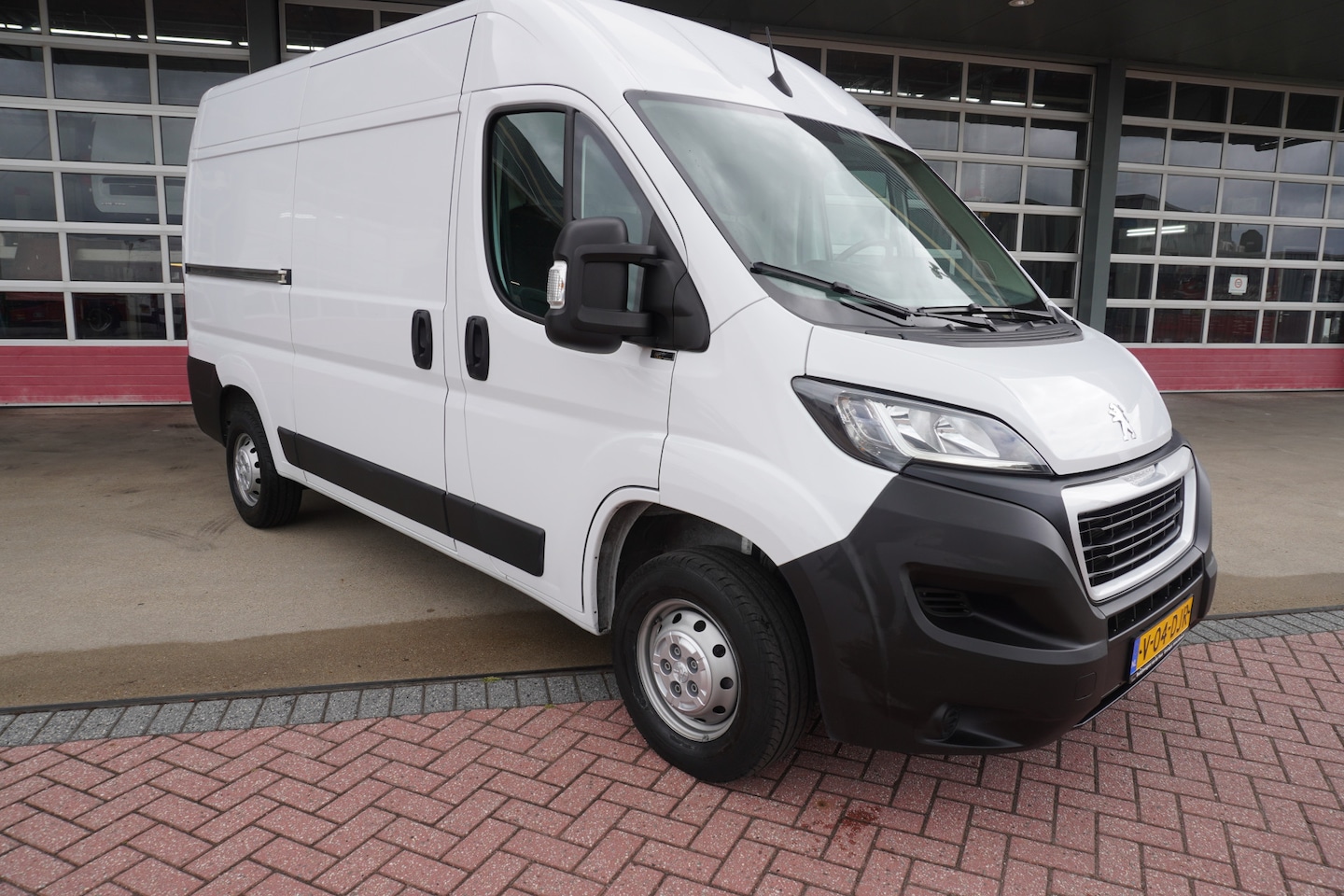 Peugeot Boxer - 2.2 BlueHDi 140PK L2H2 3.3t nr. V169 | Airco | Cruise | Apple cp-Android auto - AutoWereld.nl