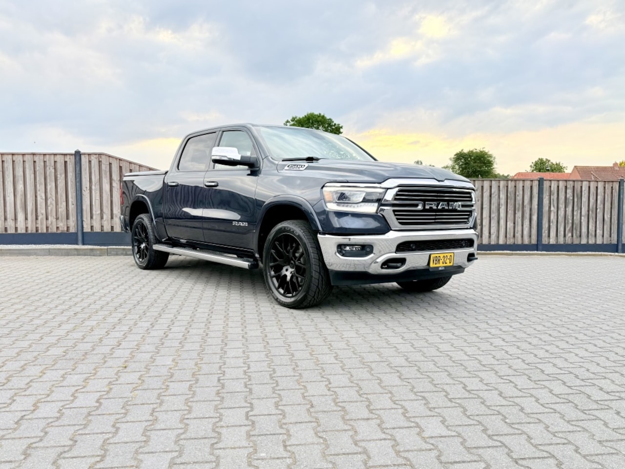 Dodge Ram 1500 - 5.7 HEMI V8 4x4 CC LARAMIE 22" - AutoWereld.nl