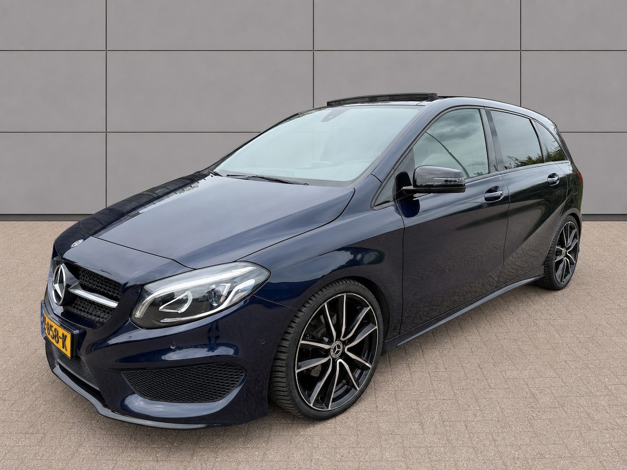 Mercedes-Benz B-klasse - 180 Ambition AMG Panorama/Alcantara/Navi/PDC - AutoWereld.nl