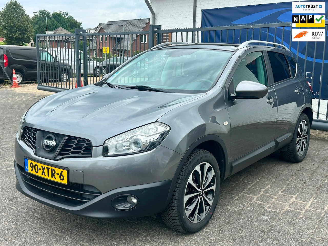 Nissan Qashqai - 2.0 Connect Edition / NAVIGATIE / PANORAMADAK / TREKHAAK / NAP!! - AutoWereld.nl