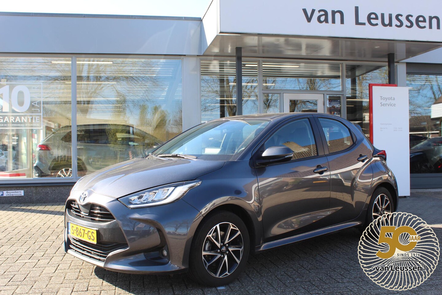 Toyota Yaris - 1.5 HYBRID DYNAMIC LED KOPLAMPEN KEYLESS AD-CRUISE APPLE/ANDROID CLIMA - AutoWereld.nl