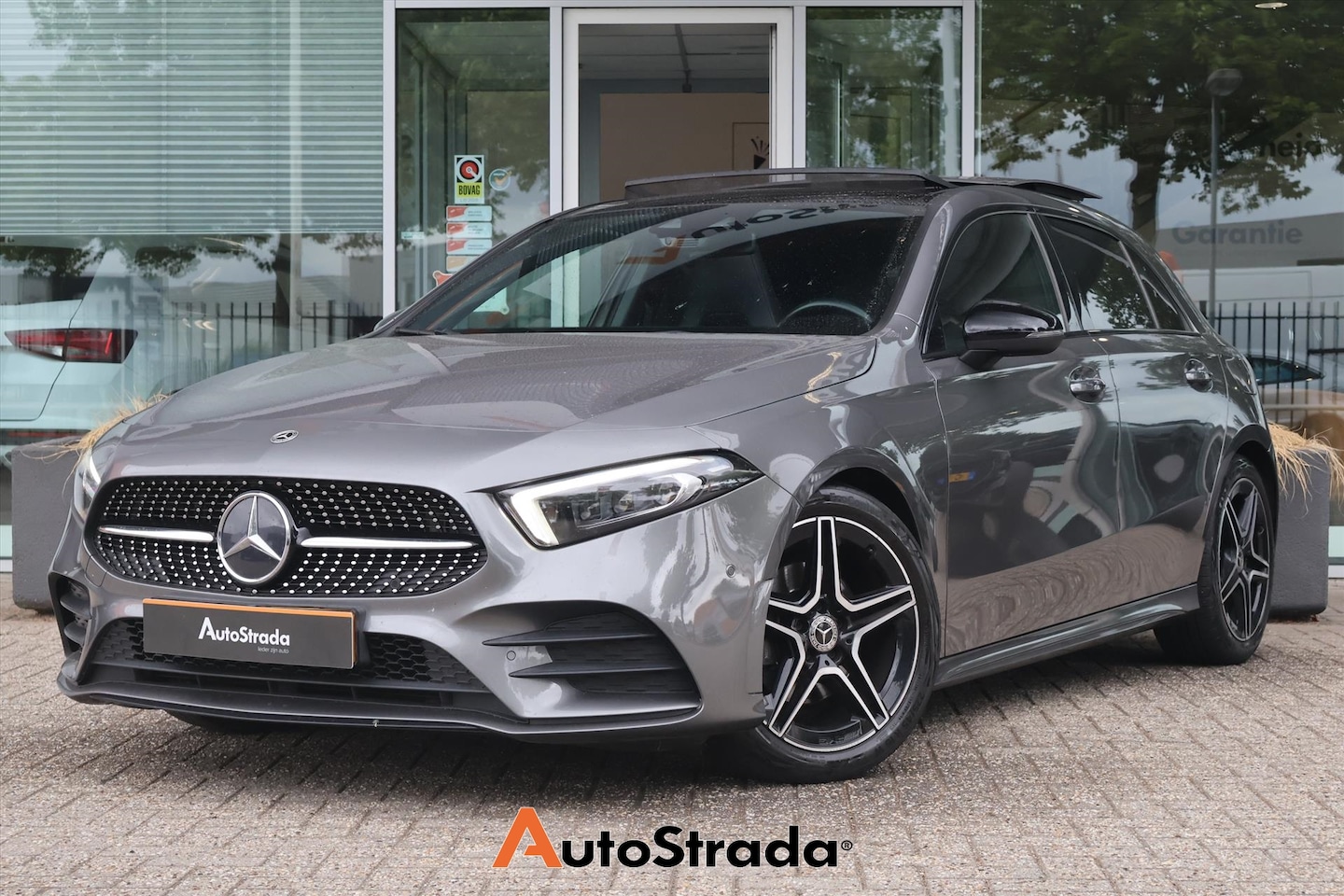 Mercedes-Benz A-klasse - A 180 AMG-Line 136pk | Memory | Sfeer | Camera | Pano | Multibeam | Keyless | Cruise | Cli - AutoWereld.nl